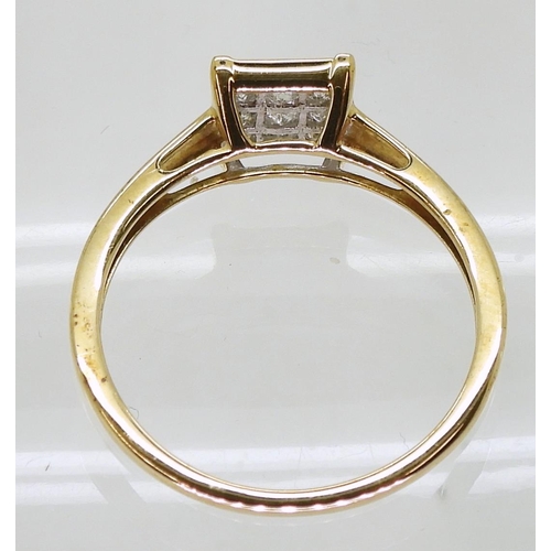 711 - A 9ct gold princess cut diamond cluster ring, set with nine diamonds with an estimated approximate t... 