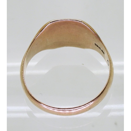 712 - A 10K gold signet ring, size W, weight 5.7gms