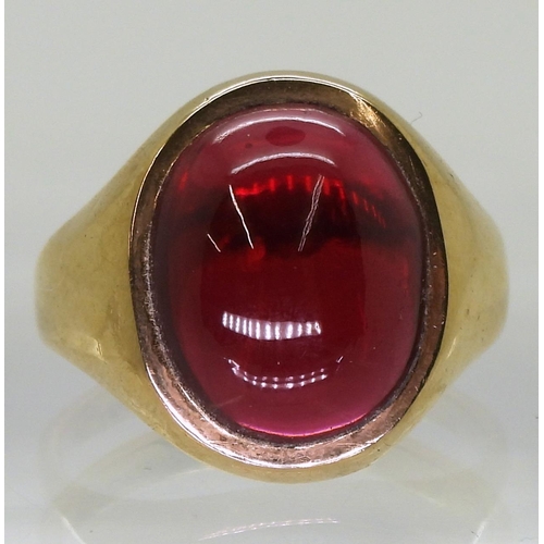 714 - A red glass set 9ct gold signet ring, size approx N1/2, weight 6.4gms