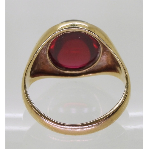 714 - A red glass set 9ct gold signet ring, size approx N1/2, weight 6.4gms