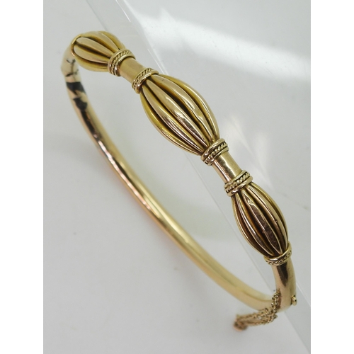 750 - A yellow metal bangle, with oval pleated bead design (af) diameter 6.2cm, weight 12gms