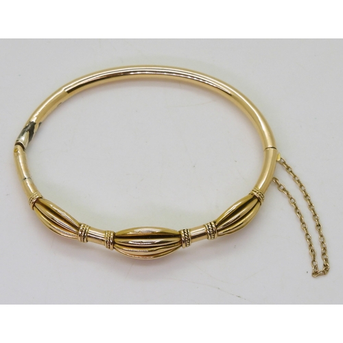 750 - A yellow metal bangle, with oval pleated bead design (af) diameter 6.2cm, weight 12gms