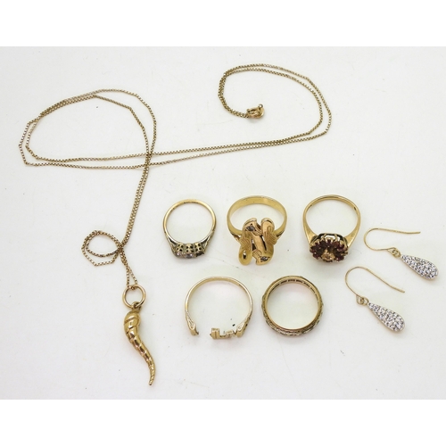 762 - A collection of gold and yellow metal items to include a 9ct ring in the shape of the initial 'N', s... 