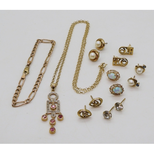 766 - A 9ct gold pink and clear gem pendant and chain, a 9ct figaro chain bracelet, and a collection of go... 