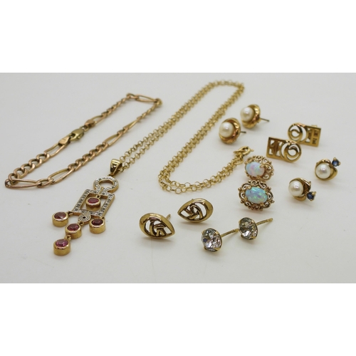 766 - A 9ct gold pink and clear gem pendant and chain, a 9ct figaro chain bracelet, and a collection of go... 