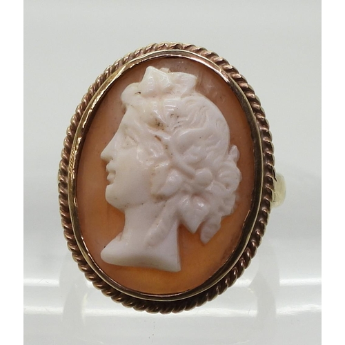 799 - A 9ct gold cameo ring, size N, weight 7.1gms