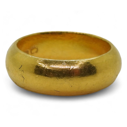 805 - A Chinese gold ring, stamped with Chinese characters and 965%, size Q, weight 15.2gms