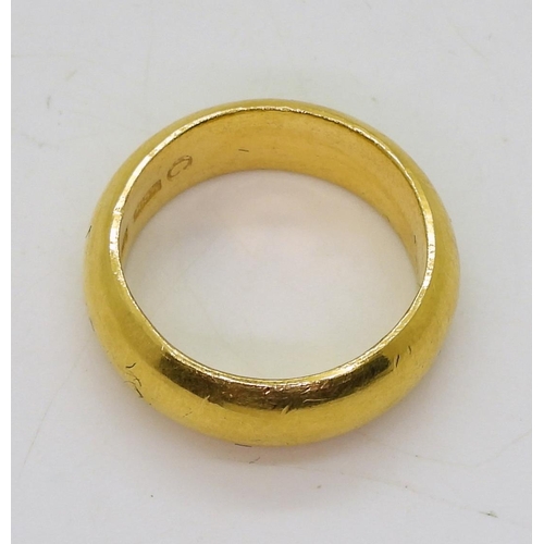 805 - A Chinese gold ring, stamped with Chinese characters and 965%, size Q, weight 15.2gms