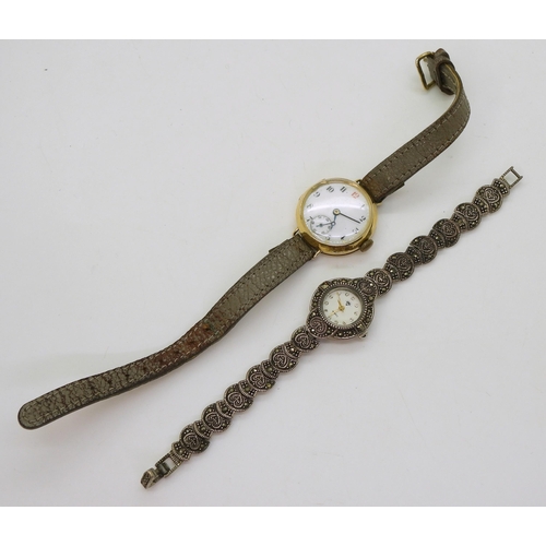 813 - An 18ct gold ladies vintage Swiss watch with brown leather strap, the movement signed W&D, weigh... 