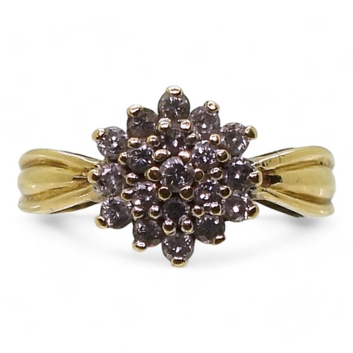 819 - An 18ct gold diamond cluster ring, set with estimated approx 0.50cts of brilliant cut diamonds, fing... 