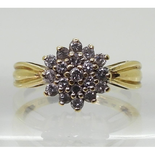 819 - An 18ct gold diamond cluster ring, set with estimated approx 0.50cts of brilliant cut diamonds, fing... 