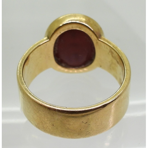 862 - An 18ct gold signet ring, with a monogram intaglio engraved agate , finger size S, weight 11.4gms