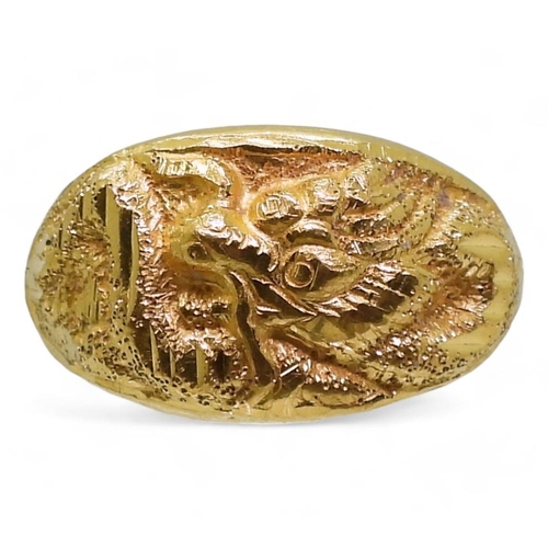 865 - A bright yellow metal Chinese dragon ring, stamped with Chinese characters and 96.5%, finger size p,... 