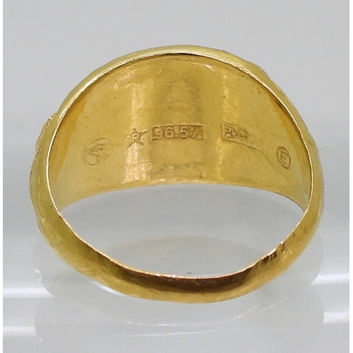 865 - A bright yellow metal Chinese dragon ring, stamped with Chinese characters and 96.5%, finger size p,... 