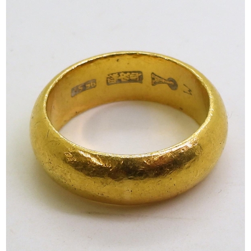 866 - A bright yellow metal band ring, stamped with Chinese characters and 96.5%, finger size R, weight 15... 