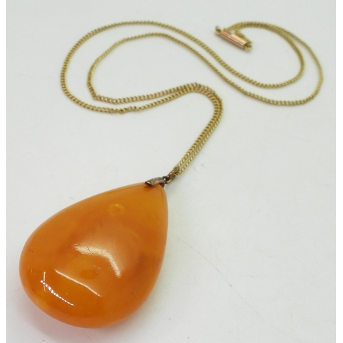 872 - A 9ct vintage chain, length 50cm, weight 4gms with a large amber pendant, approx 5.3cm x 3cm, weight... 