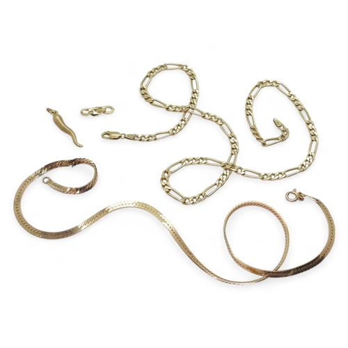 873 - A 50cm 9ct gold figaro chain, a 9ct horn of plenty pendant, 9ct gold (af) ribbon chain, and some loo... 