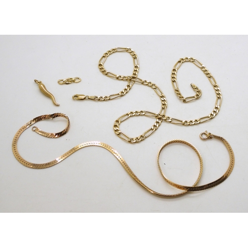 873 - A 50cm 9ct gold figaro chain, a 9ct horn of plenty pendant, 9ct gold (af) ribbon chain, and some loo... 