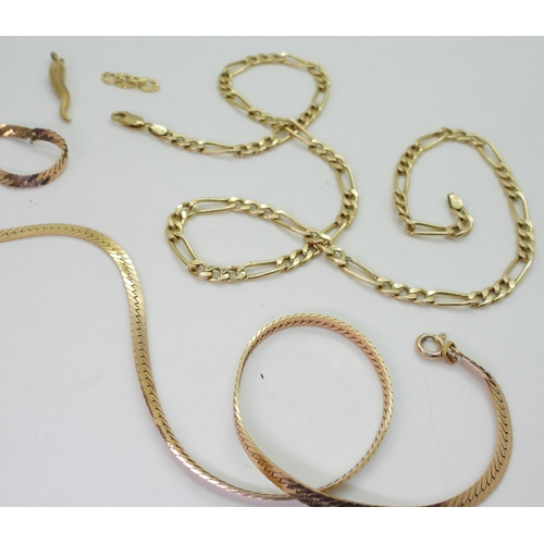 873 - A 50cm 9ct gold figaro chain, a 9ct horn of plenty pendant, 9ct gold (af) ribbon chain, and some loo... 