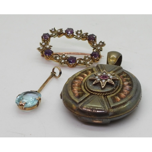 882 - A yellow metal gem and pearl set locket, a 9ct blue gem pendant, and an amethyst and pearl 9ct brooc... 