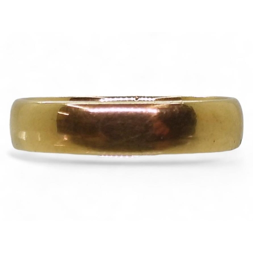 886 - An 18ct gold wedding band with Glasgow hallmarks for 1906, finger size K1/2, weight 3.4gms