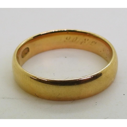 886 - An 18ct gold wedding band with Glasgow hallmarks for 1906, finger size K1/2, weight 3.4gms