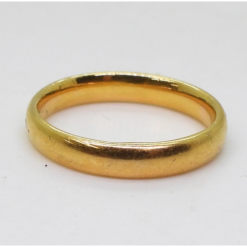 888 - A 22ct gold wedding ring, size O, weight 4.6gms