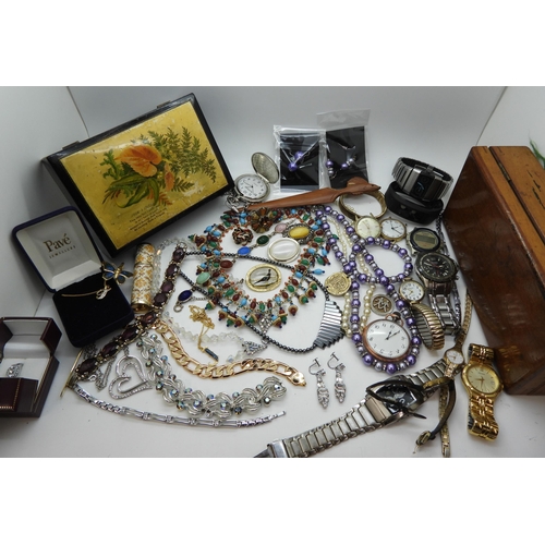 902 - A collection of vintage costume jewellery to include a 'Mizpah' brand Essex crystal style pheasant b... 