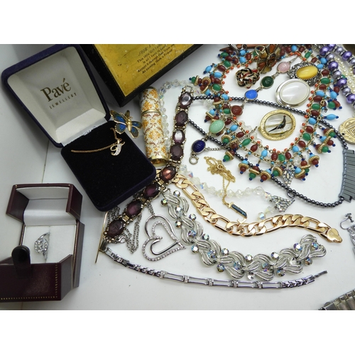 902 - A collection of vintage costume jewellery to include a 'Mizpah' brand Essex crystal style pheasant b... 