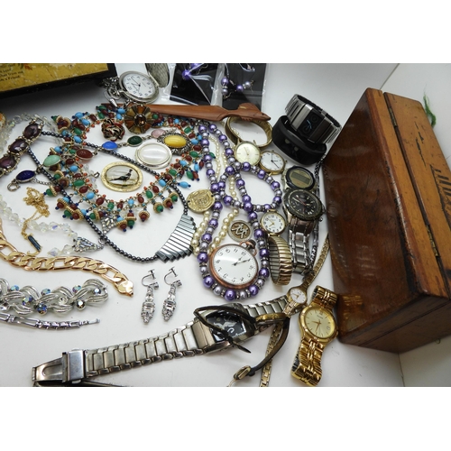 902 - A collection of vintage costume jewellery to include a 'Mizpah' brand Essex crystal style pheasant b... 