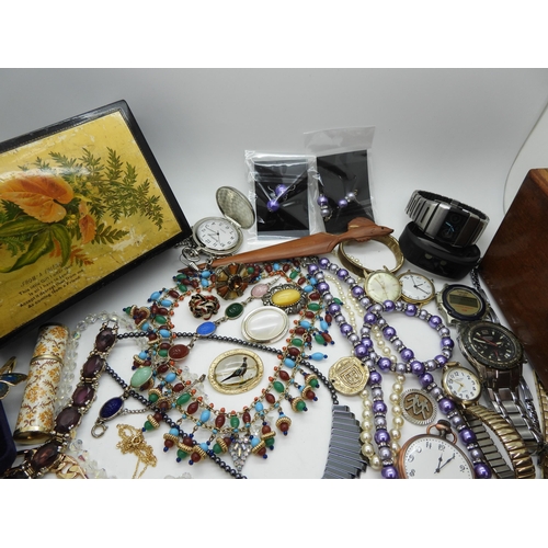 902 - A collection of vintage costume jewellery to include a 'Mizpah' brand Essex crystal style pheasant b... 