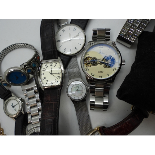 913 - A collection of wristwatches, to include Skagen, a kinetic watch by Colouring, a Disney Mickey Mouse... 