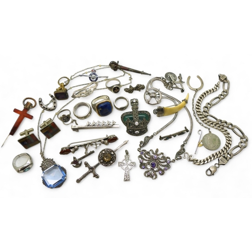 916 - A collection of silver jewellery to include a large silver lapis lazuli ring, a silver agate marcasi... 