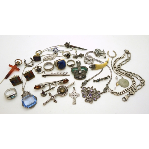 916 - A collection of silver jewellery to include a large silver lapis lazuli ring, a silver agate marcasi... 