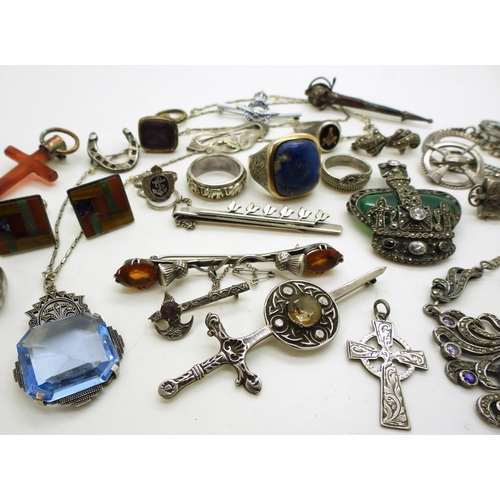 916 - A collection of silver jewellery to include a large silver lapis lazuli ring, a silver agate marcasi... 