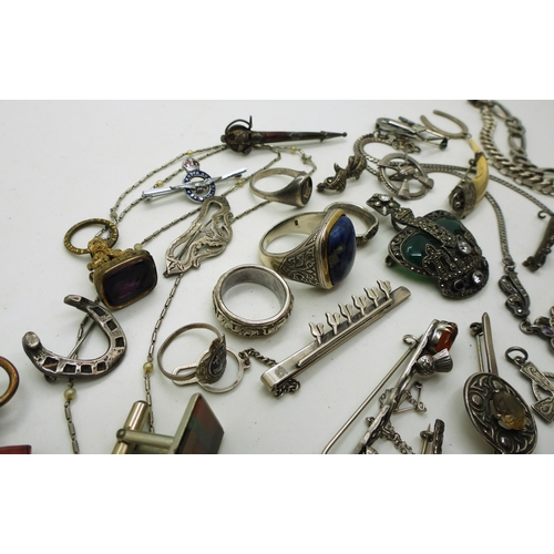 916 - A collection of silver jewellery to include a large silver lapis lazuli ring, a silver agate marcasi... 