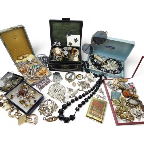 920 - A collection of vintage costume jewellery to include good diamante, an amber bird brooch, retro sung... 