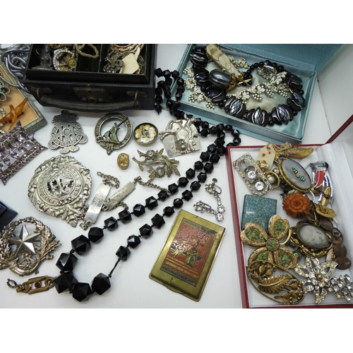 920 - A collection of vintage costume jewellery to include good diamante, an amber bird brooch, retro sung... 