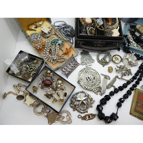 920 - A collection of vintage costume jewellery to include good diamante, an amber bird brooch, retro sung... 