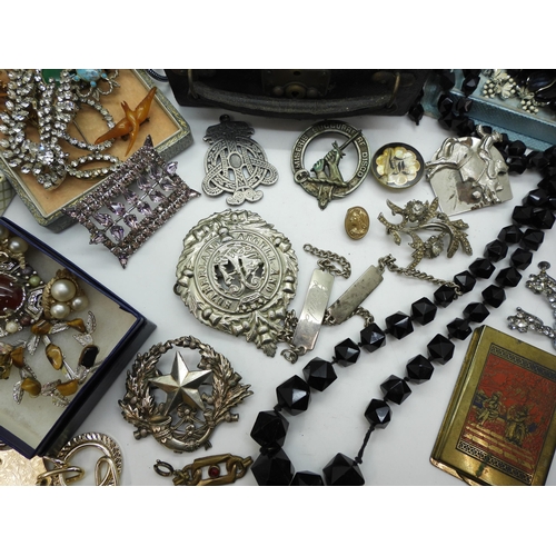 920 - A collection of vintage costume jewellery to include good diamante, an amber bird brooch, retro sung... 