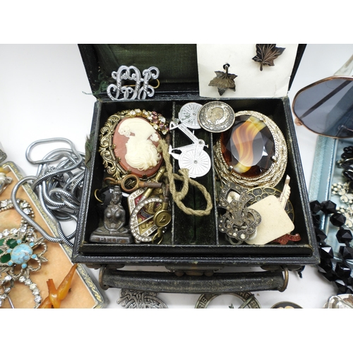 920 - A collection of vintage costume jewellery to include good diamante, an amber bird brooch, retro sung... 