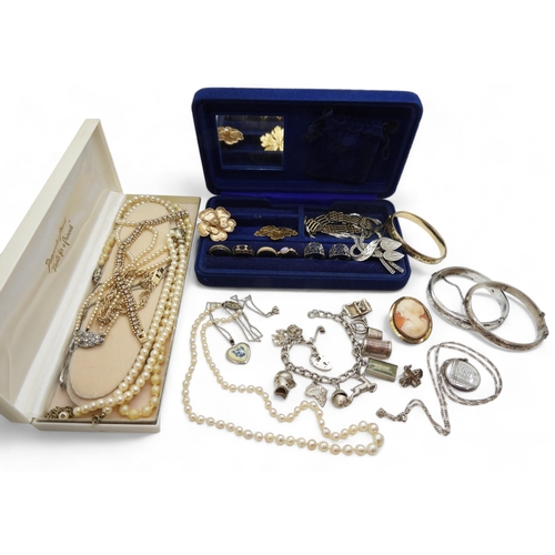 921 - A collection of silver jewellery to include silver bangles, a charm bracelet, baroque pearl necklace... 