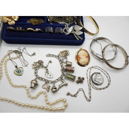 921 - A collection of silver jewellery to include silver bangles, a charm bracelet, baroque pearl necklace... 