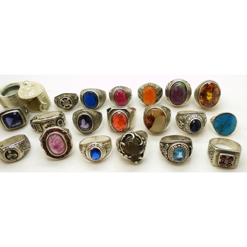 929 - A collection of silver and white metal gem set rings to include ruby-zoisite, agate, turquoise, opal... 