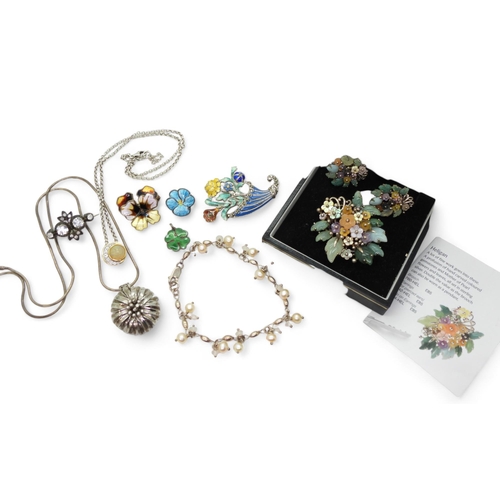 935 - A David Andersen enamelled pansy brooch, a set of Braybroock & Co silver 'Heligan' earrings and ... 