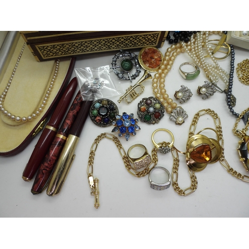 943 - A collection of vintage costume jewellery, to include faux pearls, items by Miracle, watches and two... 