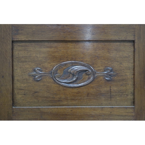 2040 - AN  OAK ARTS & CRAFTS MIRROR BACK SIDEBOARD bevelled mirror back flanked by glazed cabinets on s... 