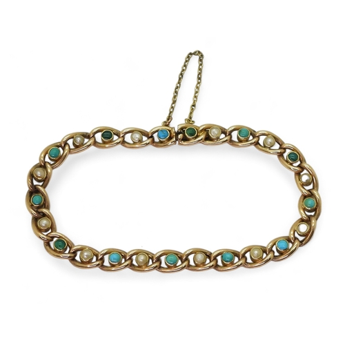 2817 - A TURQUOISE & PEARL BRACELETin 15ct gold each curb link is set with a turquoise or a split pearl... 