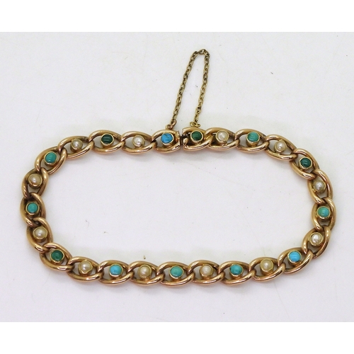 2817 - A TURQUOISE & PEARL BRACELETin 15ct gold each curb link is set with a turquoise or a split pearl... 