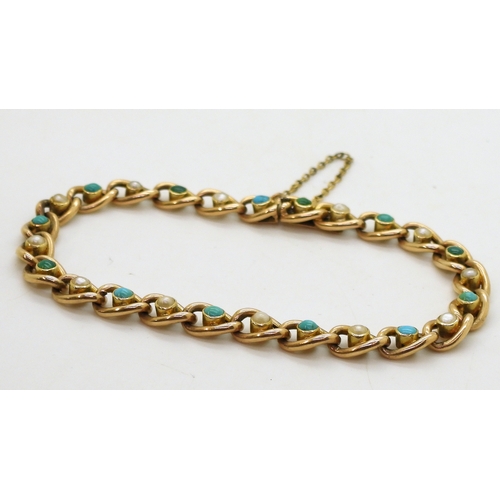 2817 - A TURQUOISE & PEARL BRACELETin 15ct gold each curb link is set with a turquoise or a split pearl... 